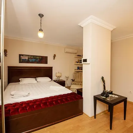 Enchanting House With Backyard In 빌라