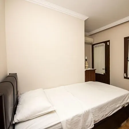 Enchanting House With Backyard In Αλικαρνασσός