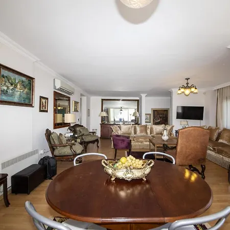 Βίλα Enchanting House With Backyard In