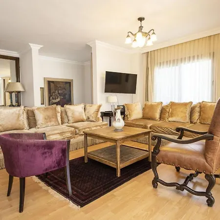 Vilă Enchanting House With Backyard In *